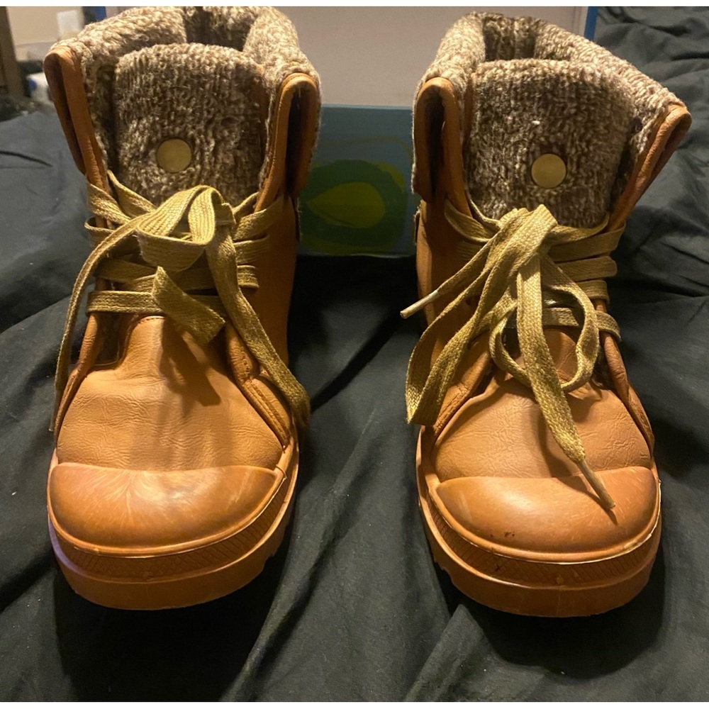 Tan furry boot